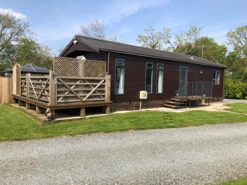 Spacious Lodge With Hot Tub