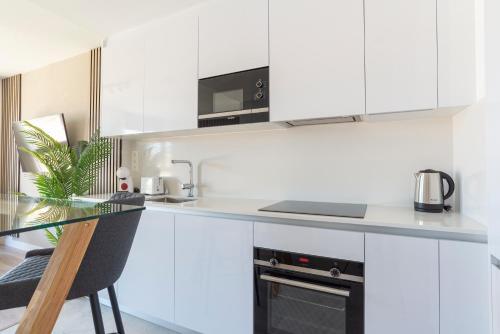 Skyline Rooftop Pool & Coworking by ELE Apartments 4