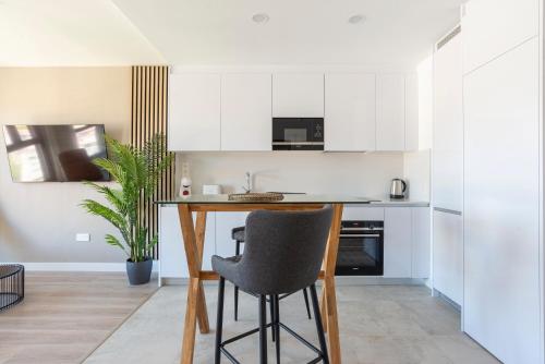 Skyline Rooftop Pool & Coworking by ELE Apartments 3