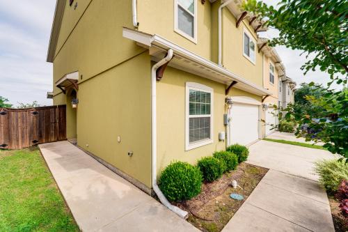 Pet-Friendly Irving Townhome with Patio and Grill! in Irving, USA