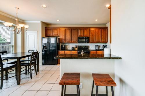 Pet-Friendly Irving Townhome with Patio and Grill! in Irving, USA