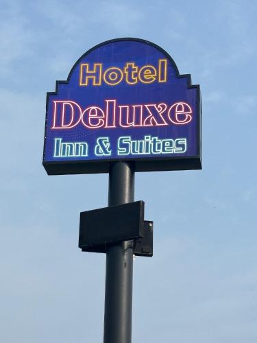 Deluxe 6 Inn & Suites - image 3
