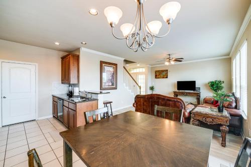 Pet-Friendly Irving Townhome with Patio and Grill! in Irving, USA