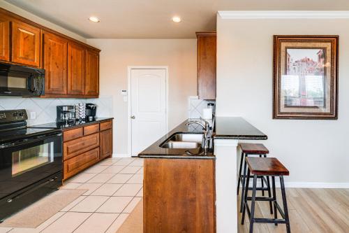 Pet-Friendly Irving Townhome with Patio and Grill! in Irving, USA