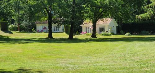 Domaine du grand roc-Gîte 2- Le Roitelet (Domaine du grand roc-Gite 2- Le Roitelet) in Saint-Saud-Lacoussiere
