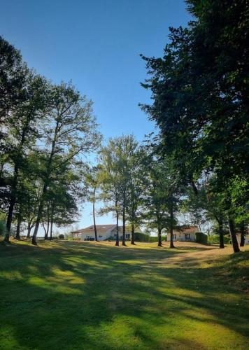 Domaine du grand roc-Gîte 2- Le Roitelet (Domaine du grand roc-Gite 2- Le Roitelet) in Saint-Saud-Lacoussiere