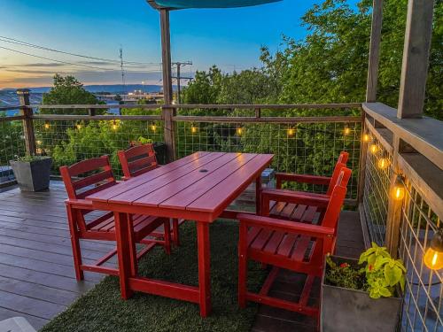 Designer Penthouse with Rooftop Deck Near Downtown and Lookout Mtn in Chattanooga, USA