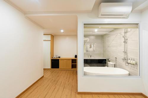 Suite with City View room in Theyenresidencesdanang