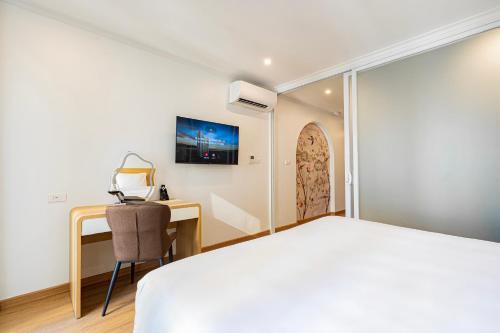 Suite with City View image 5