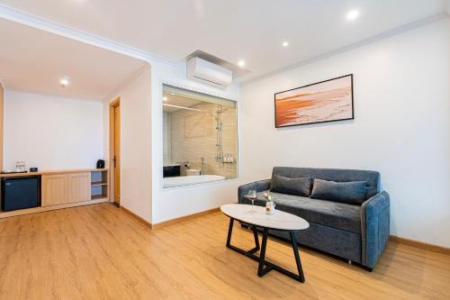 Suite with City View image 4
