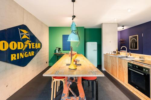 Collector's House FRIZ ART Design Ferienhaus mit Garten Kunst Parkplatz ruhig zentral in Gundelfingen