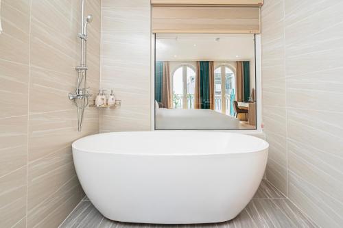 Deluxe Double or Twin Room with Ocean View image 8