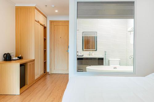 Deluxe Double or Twin Room with Ocean View image 4