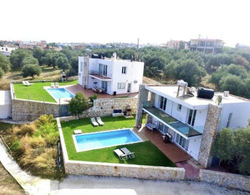 Remarkable Chania Villa, Villa Krillin, 4 Bedrooms, Spacious Private Garden, Private Pool, BBQ, Terma Theofani Vamvounaki