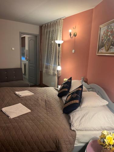 1 queen bed, 1 twin bed, 1 sofa bed