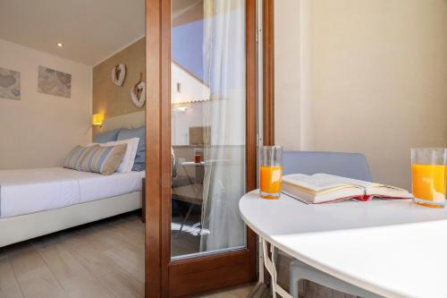 Double or Twin Room with Balcony image 3