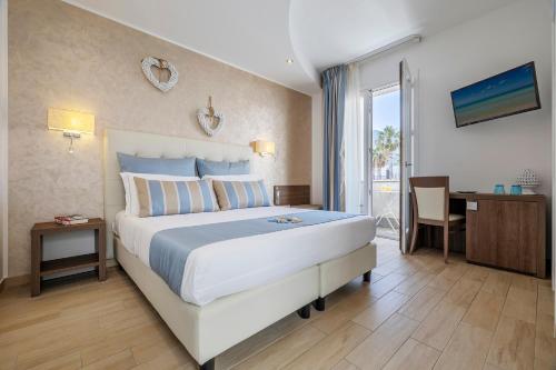 Double or Twin Room with Balcony image 4