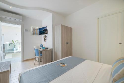 Budget Double or Twin Room without Window image 4