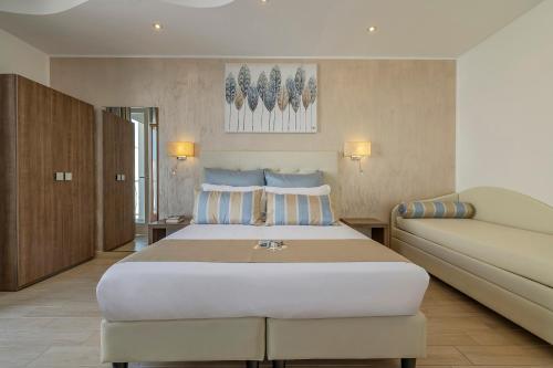 Superior Double or Twin Room with Sea View image 4