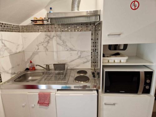 Konyha, 07 - Joli studio tout equipe avec un lit double, vue sur jardin, parking privatif gratuit, grand fou in Razac Sur L'Isle