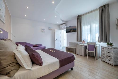 Large Double or Twin Room image 3