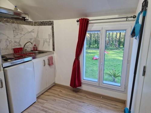 virtuve, 09 - Joli studio neuf avec vue sur jardin arboré et parking privatif gratuit (09 - Joli studio avec clim, 2 lits, un lit double et un lit simple, logement tout equipe pour 1, 2 o) in Razac Sur L'Isle mazpilsēta