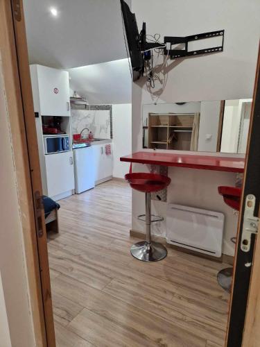 Iekārtas, 09 - Joli studio neuf avec vue sur jardin arboré et parking privatif gratuit (09 - Joli studio avec clim, 2 lits, un lit double et un lit simple, logement tout equipe pour 1, 2 o) in Razac Sur L'Isle mazpilsēta