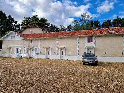 Ieeja, 09 - Joli studio neuf avec vue sur jardin arboré et parking privatif gratuit (09 - Joli studio avec clim, 2 lits, un lit double et un lit simple, logement tout equipe pour 1, 2 o) in Razac Sur L'Isle mazpilsēta