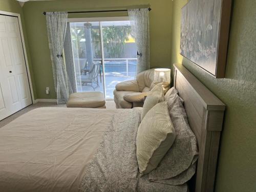 Tropical Paradise - Heated Pool, Spa & BBQ - Close to Restaurants & Beaches! in Clearwater, USA