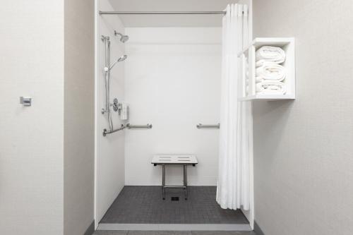 Hampton Inn & Suites Manteca - image 11