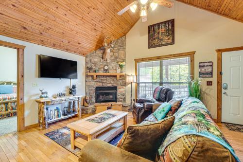 Branson West Family Cabin Near PGA Golf Course!