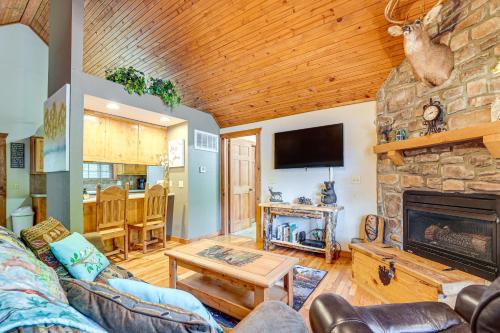 Branson West Family Cabin Near PGA Golf Course!