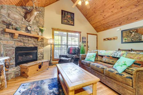 Branson West Family Cabin Near PGA Golf Course!