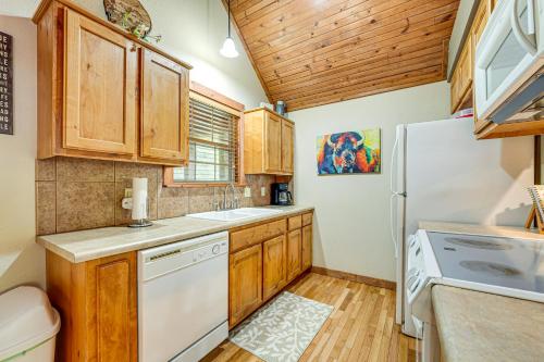 Branson West Family Cabin Near PGA Golf Course!