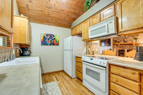 Branson West Family Cabin Near PGA Golf Course!