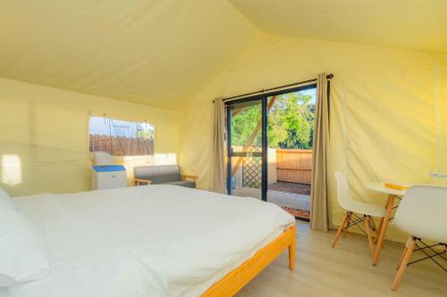 Urban Oasis Luxe Glamping with King Bed & BBQ in Glendora, USA