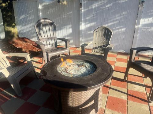 IVP Manor House By LAKE BEACH and NAVAL BASE in Deerfield (IL)