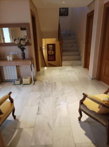 大堂, chalet & piscina-jardín-barbacoa (chalet & piscina-jardin-barbacoa) in 阿爾尤瑟