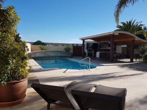 設施, chalet & piscina-jardín-barbacoa (chalet & piscina-jardin-barbacoa) in 阿爾尤瑟