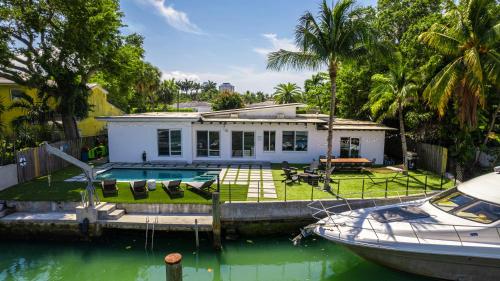 Waterfront - Kayak & Paddleboards - Firepit - Pool in Miami, USA