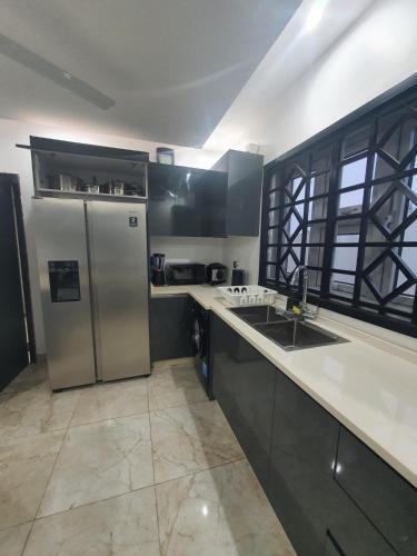 Queen B Palace in Tema