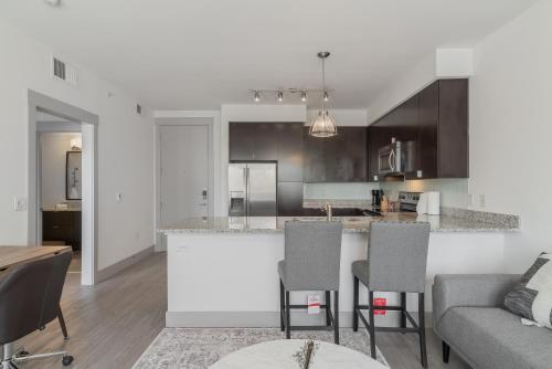 Park West 260 Modern Apt , Pool, Gym, Parking in Dallas, USA