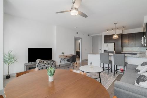 Park West 260 Modern Apt , Pool, Gym, Parking in Dallas, USA