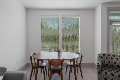 Park West 260 Modern Apt , Pool, Gym, Parking in Dallas, USA