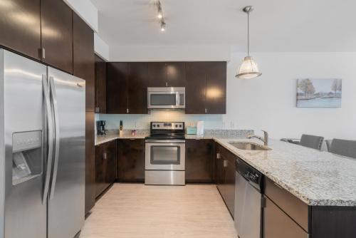 Park West 260 Modern Apt , Pool, Gym, Parking in Dallas, USA