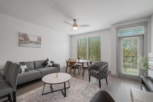 Park West 260 Modern Apt , Pool, Gym, Parking in Dallas, USA