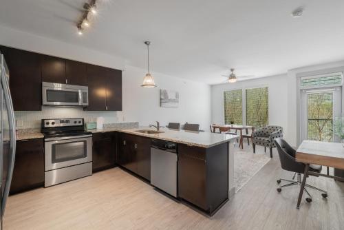 Park West 260 Modern Apt , Pool, Gym, Parking in Dallas, USA
