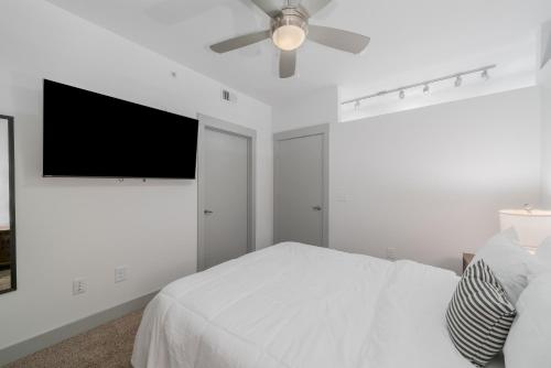 Park West 319 1br Condo , Pool, Gym, Parking in Dallas, USA