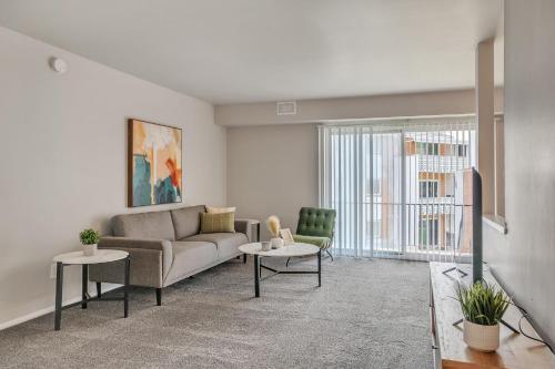 Spacious Retreat I Balcony I Parking I Chateau in Wilmington, USA