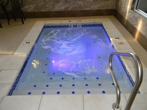 Swimmingpool, FairBridge Inn Express Dillon in Dillon (MT)